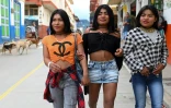 Trois cousines transgenres, Erika (à gauche), Veronica (au centre) et Monica (à droite) marchent dans une rue de Santuario en Colombie le 10 mai 2010