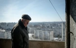 Grygoriï Gladysh dans son immeuble de Kharkiv, dont il est désormais le seul occupant, le 27 février 2026