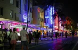 Des promeneurs sur Ocean Drive pendant le "Spring break" à Miami Beach, le 24 mars 2022 en Floride
