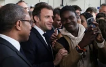 Le président de la République Emmanuel Macron pose pour un selfie avec un étudiant, le 4 mai 2023 au lycée pro Bernard Palissy de Saintes