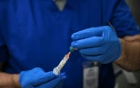 Un agent de santé prépare une dose de vaccin contre la rougeole à Lubbock, au Texas, le 27 février 2025