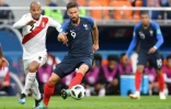 L'attaquant français Olivier Giroud à la lutte avec le défenseur péruvien Alberto Rodriguez lors du Mondial, le 21 juin 2018 à Ekaterinbourg