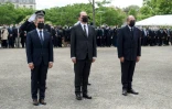 Le Premier ministre Jean Castex (C), le ministre de l'Intérieur Gérald Darmanin (G) et le ministre de la Justice Eric Dupond-Moretti (D) rendent hommage au policier Eric Masson le 11 mai 2021