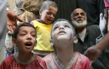 Des enfants syriens pleurent après des bombardements à Alep, le 11 octobre 2016