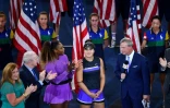 Bianca Andreescu (c) est interviewée après sa victoire à l'US Open aux côtés de Serena Williams (g), le 7 septembre 2019 à New York