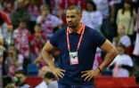 L'entraîneur adjoint de l'équipe de France de hand Didier Dinart, durant le match contre la Pologne à Cracovie, le 19 janvier 2016