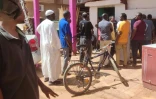 Des habitants du sud de Khartoum font la queue devant une boulangerie, le 17 mai 2023