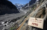 Un panneau montrant le niveau du glacier de la Mer de Glace en 1990 le 3 février 2021 à Chamonix