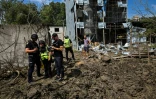 La police légale ukrainienne sur les lieux d'un bombardement russe dans un village près de Kharkiv, le 21 août 2022
