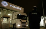 Un douanier français observe un camion arrivant du Royaume-Uni dans le terminal du tunnel sous la manche à Coquelles, le 1er janvier 2021