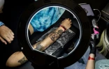 Plus de 100 tatoueurs sont présents à la 7e Foire du tatouage de Hong Kong, en Chine, jusqu'à dimanche
