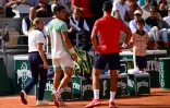 Carlos Alcaraz à gauche et Novak Djokovic de dos lors de leur dernière confrontation, le 9 juin 2023 en demi-finale à Roland-Garros. L'Espagnol avait craqué physiquement, perclus de crampes dès la fin du deuxième set