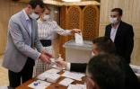 Photo publiée sur la page Facebook de la présidence syrienne le 19 juillet 2020 montrant le président syrien Bachar al-Assad et son épouse Asma votant dans un bureau à  Damas à l'occasion des élections législatives