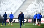 Le coach du PSG Unai Emery supervise l'entraînement de son équipe au Matmut Atlantique de Bordeaux, le 30 mars 2018
