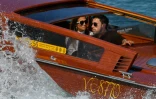 L'acteur américain Ben Affleck et l'actrice et chanteuse américaine Jennifer Lopez sont à bord d'un vaporetto le 9 septembre 2021 après leur arrivée pour assister à la Mostra de Venise