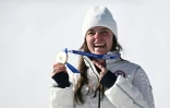 L'Américaine Breezy Johnson pose sur le podium avec s médaille d'or de la sescente, le 8 février 2026 à Cortina d'Ampezzo
