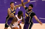 Julius Randle des New York Knicks pris en tenaille par Anthony Davis (d) et Kyle Kuzma des Los Angeles en NBA le 11 mai 2021 au Staples Center Ă Los Angeles