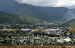 Des drapeaux de priĂšre flottent au-dessus de la capitale du Bhoutan, Thimphou, le 16 juin 2015