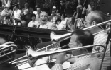 Le pianiste de jazz français Claude Bolling (C) accompagne le 16 juillet 1983 le "Big Band" lors de la 10e édition de la Grande Parade du Jazz de Nice