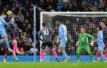 Le défenseur de Manchester City Aymeric Laporte (g) marque de la tête contre Leicester, le 26 décembre 2021 à Manchester