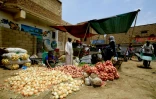 Des vendeurs de légumes photograhiés sur le marché de Khartoum, au Soudan, le 10 juin 2019