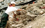 Une enquêtrice du TPIY dans une fosse commune à Cerska près de Srebrenica le 15 juillet 1996