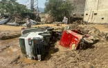 Véhicules endommagés et débris jonchent les rues de Mingora après l'effondrement de la route suite aux crues subites dans la province montagneuse de Khyber Pakhtunkhwa au Pakistan le 16 août 2025