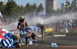 Des membres des forces de sécurité israéliennes utilisent un canon à eau pour disperser un sit-in bloquant l'entrée du Parlement à Jérusalem le 24 juillet 2023