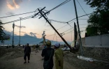 Le tsunami a déraciné des arbres et abattu des lignes électriques sur l'île indonésienne des Célèbes, le 29 septembre 2018 