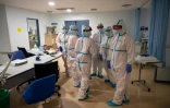 Des soignants en combinaison intégrale de protection dans l'unité de soins intensifs de l'hôpital universitaire Severo Ochoa, le 16 octobre 2020 à Leganés, dans la banlieue de Madrid