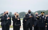 Joe Biden, Jill Biden, le chef du Pentagone Lloyd Austin et d'autres hauts responsables américains lors d'une cérémonie, le 29 août 2021, sur la base américaine de Dover en hommage aux 13 militaires tués en Afghanistan