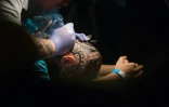 Une personne se fait tatouer le crâne lors du Festival international Polynesia Tatau, à Tahiti, le 3 avril 2016
