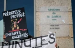 Des victimes de Joël Le Scouarnec manifestent devant le tribunal de Vannes (Morbihan) le 19 mai 2025