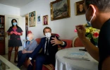 Emmanuel Macron rend visite, le 4 août 2020, à une octogénaire, bénéficiaire d'un service d'aide à domicile à Toulon