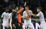 L'arbitre Bastien Dechepy sanctionne Pierrick Capelle d'un carton jaune pendant le match PSG-Angers, le 15 octobre 2021 au Parc des Princes