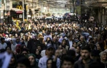 Manifestation de masse dans la ville de Qamishli, au nord-est de la Syrie, le 11 mars 2025, pour protester contre une récente vague de violence  visant la minorité alaouite dans l'ouest du pays