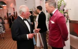 L'acteur Daniel Craig (à gauche) discute avec le prince Charles pendant la soirée d'avant-première du dernier James Bond, le 28 septembre 2021 à Londres