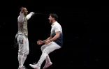 La joie du fleurettiste français Maxime Pauty (d), après le dernier assaut victorieux d'Erwann Le Pechoux face au Russe Kirill Borodachev, qui offre le titre olympique à l'équipe de France, le 1er août 2021 aux Jeux Olympiques de Tokyo 2020