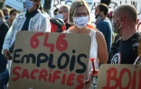 Des employés du groupe Boiron protestent contre les suppressions de postes annoncées dans l'entreprise, le 16 septembre 2020 à Messimy, près de Lyon