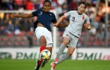 La défenseure des Bleues Wendie Renard (g) à la lutte avec l'attaquante chinoise Li Yang lors du match amical, le 31 mai 2019 à Créteil