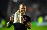 L'arrière du XV d'Ecosse Suart Hogg brandit la Calcutta Cup récompensant le vainqueur du match entre Ecossais et Anglais le 5 février 2022 au stade  Murrayfield à Edimbourg