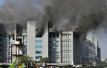 Des pompiers luttent contre un incendie qui s'est déclaré dans un bâtiment de l'Institut Serum, le 21 janvire 2021 à Pune, en Inde