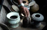 Bhoomin Samang montre des poteries retrouvées au fond du fleuve de Bangkok