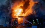 Des pompiers ukrainiens luttent contre un incendie après une attaque aérienne russe, le 16 août 2026 à Kiev 