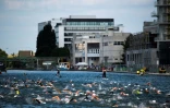 Quelque 500 nageurs prennent part à l'Open Swim Stars, une course de 5 kms dans le Canal de l'Ourcq entre Pantin et Paris le 17 juin 2017 