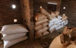 Des sacs de blé stockés dans une grange, le 28 mai 2022 à al-Laota, au sud-ouest de Khartoum, au Soudan