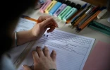 Une élève passe l'épreuve de philosophie du baccalauréat au lycée Chaptal à Paris, le 16 juin 2025