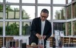 L'ingénieur Satoshi Nakagawa montre comment récupérer de minuscules quantités de courant électrique à partir de substances aussi diverses que le vin ou le pain, dans son laboratoire d'essai à Hitachi-ota, dans le département d'Ibaraki, au Japon, le 9 mai 2026