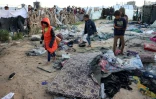 Des enfants palestiniens sur site d'un bombardement imputé à Israël sur des tentes abritant des Palestiniens déplacés dans un camp de Khan Younès, dans le sud de la bande de Gaza, le 25 décembre 2024