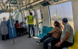 Des passagers à bord du monorail récemment inauguré près de la grande mosquée al-Fattah al-Alim  dans la nouvelle capitale administrative, à l'est du Caire, le 22 mai 2026, en Egypte